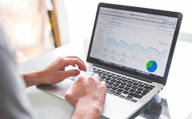 朗坤 數(shù)字時(shí)代的財(cái)經(jīng)跨界探索者